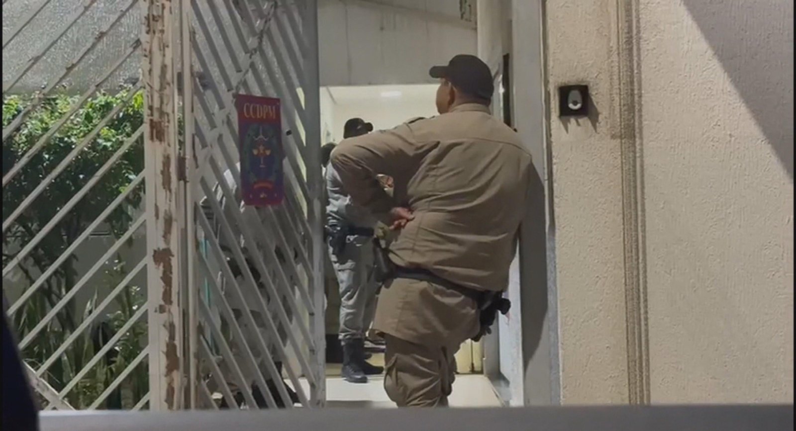 PM do Paraná é preso suspeito de estuprar e manter prima trancada | G1