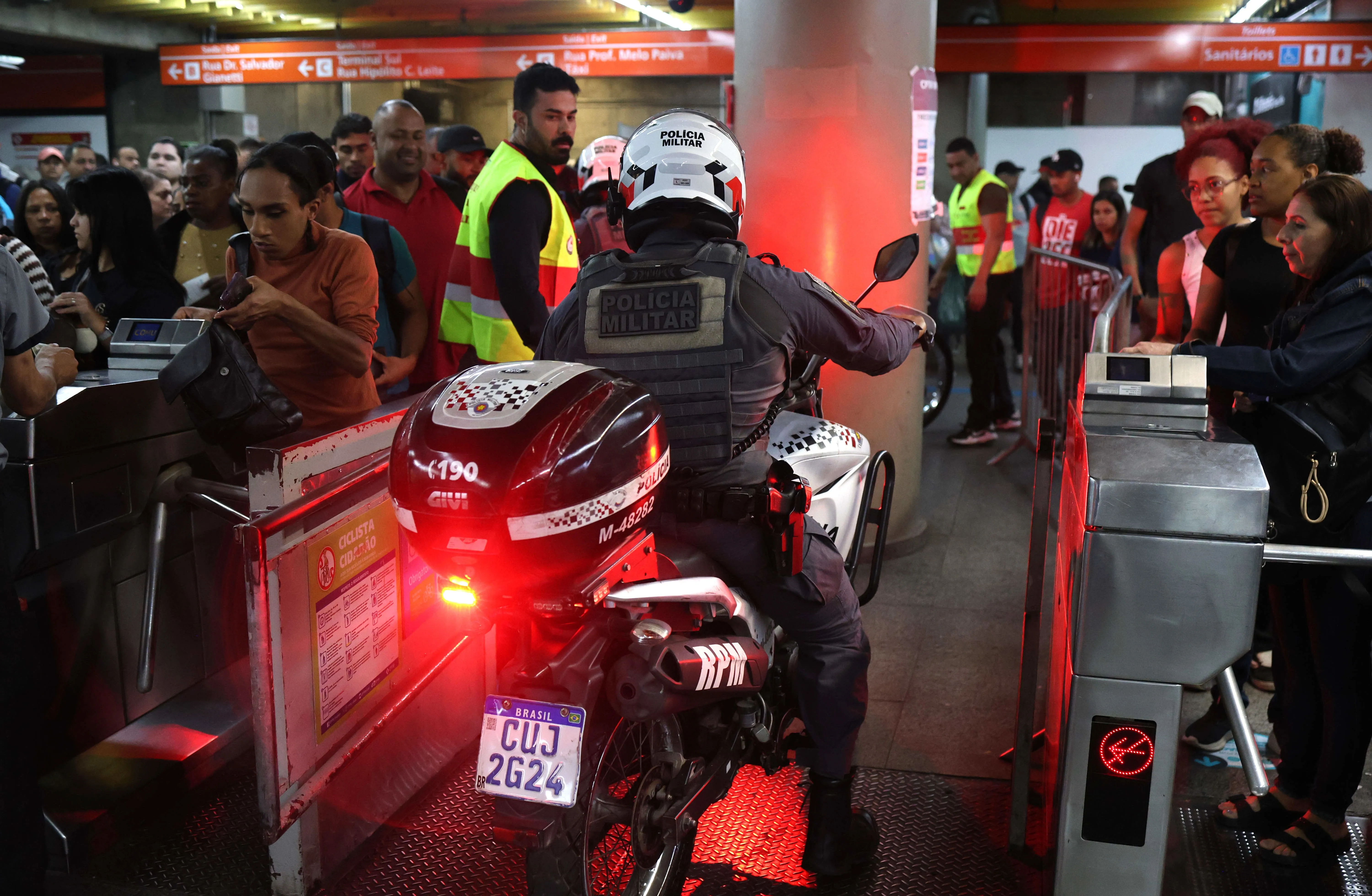 Fim da greve da CPTM termina com confusão, correria e passageiros pulando catracas na Linha 12-Safira