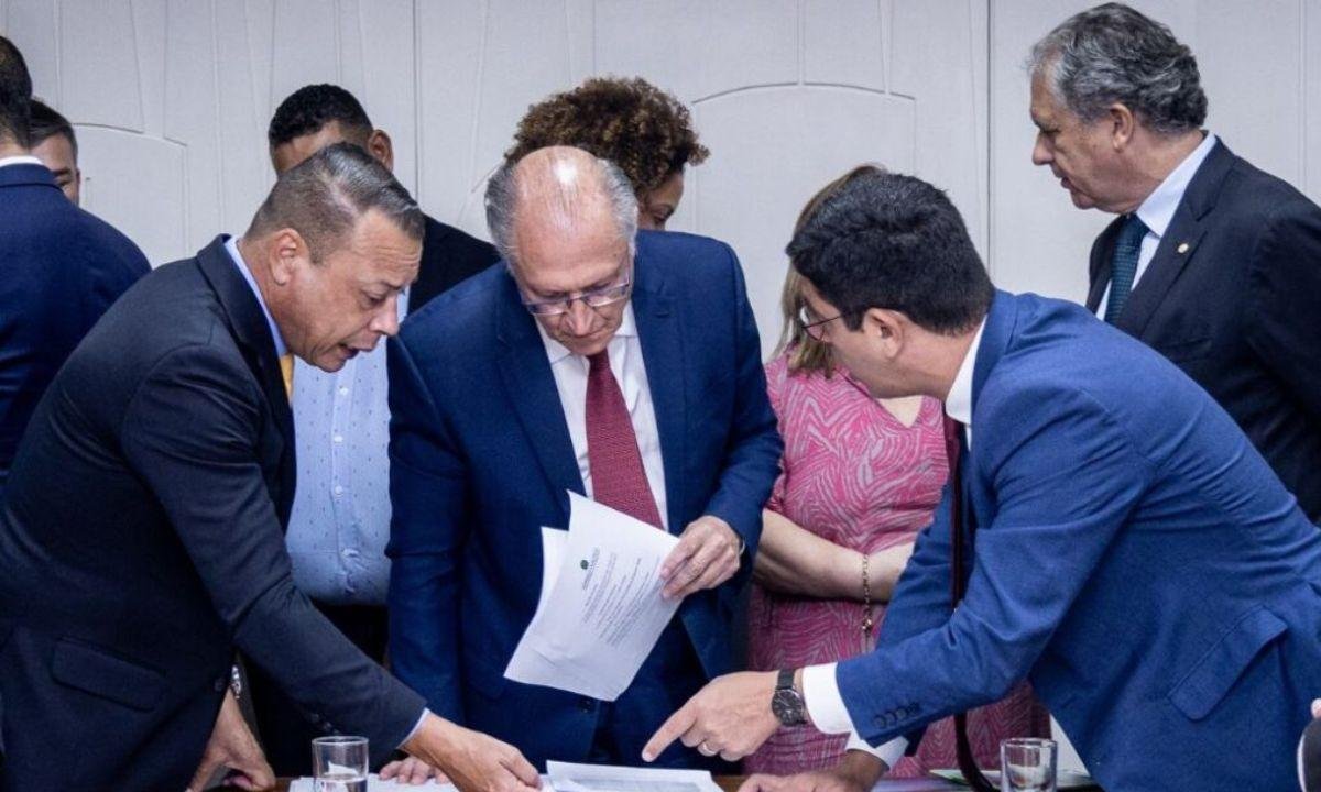 Alckmin anuncia R$ 2 bilhões para a indústria química em meio à crise | G1