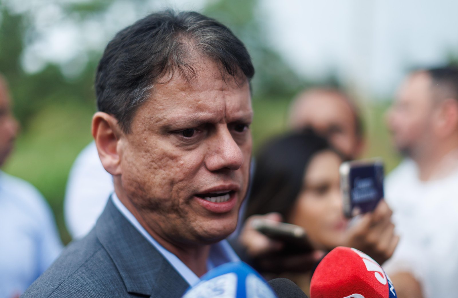 Apoio de Tarcísio à candidatura presidencial de Flávio pesa contra a entrega do posto de vice ao PL em SP