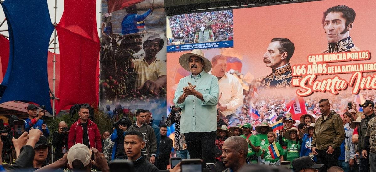 Petroleiro perseguido pelos EUA usa bandeira da Rússia pra se proteger