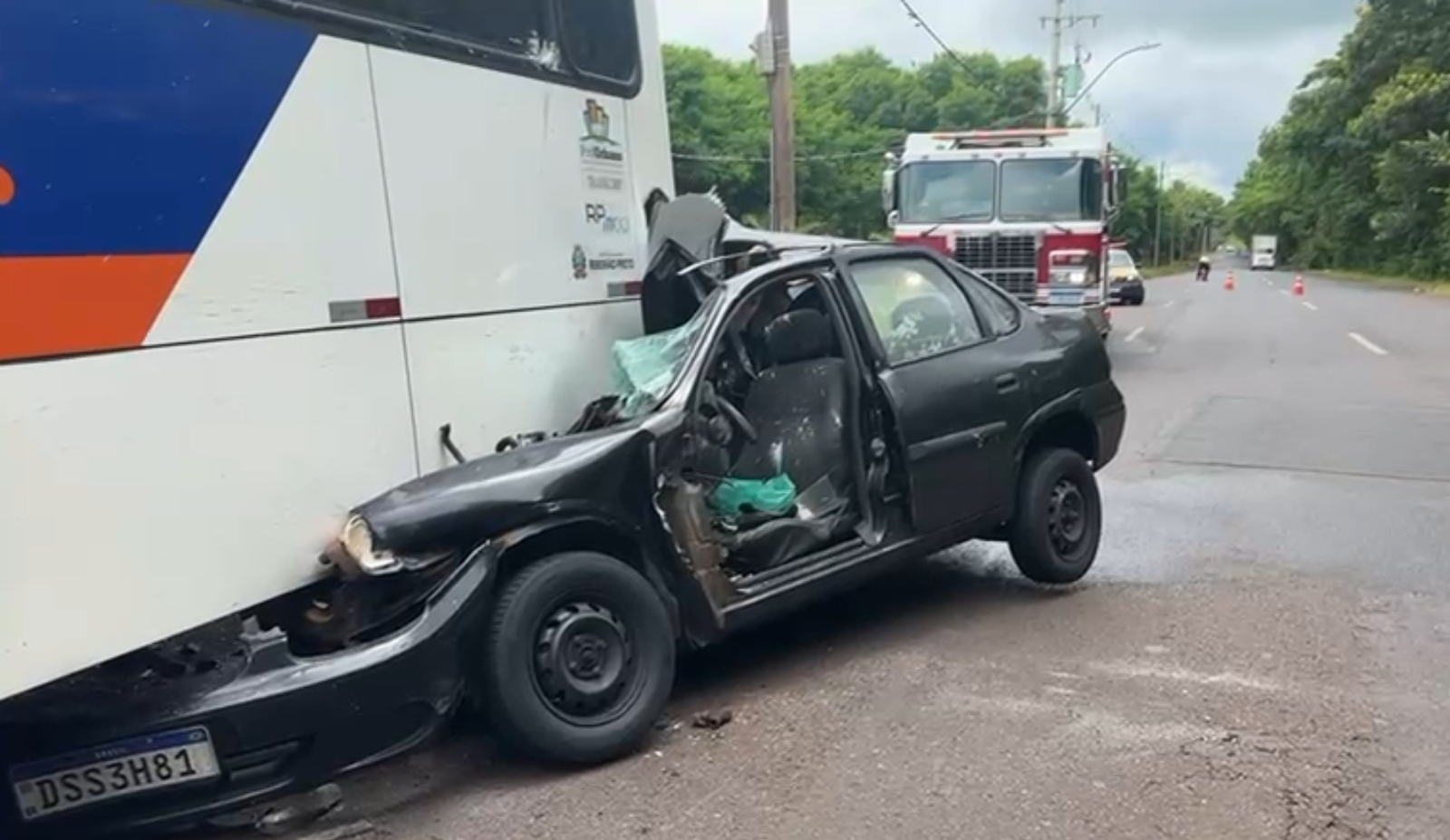 Motorista fica ferido após carro ficar preso embaixo de ônibus | G1
