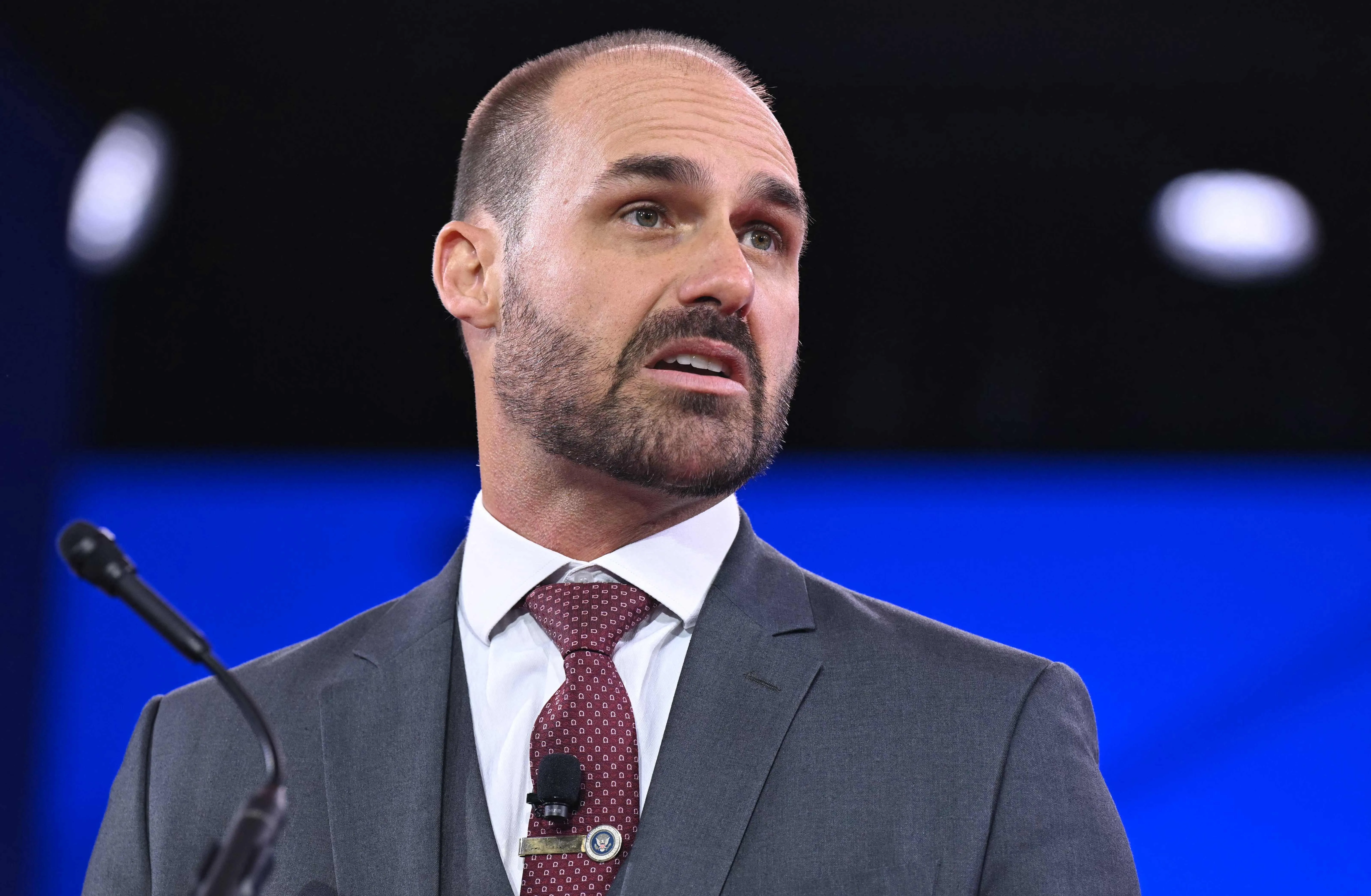 Eduardo Bolsonaro diz gravar vídeo para o pai, proibido de usar celular na prisão domiciliar