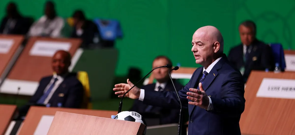 Infantino defende expulsão de jogadores que taparem a boca durante discussões em campo