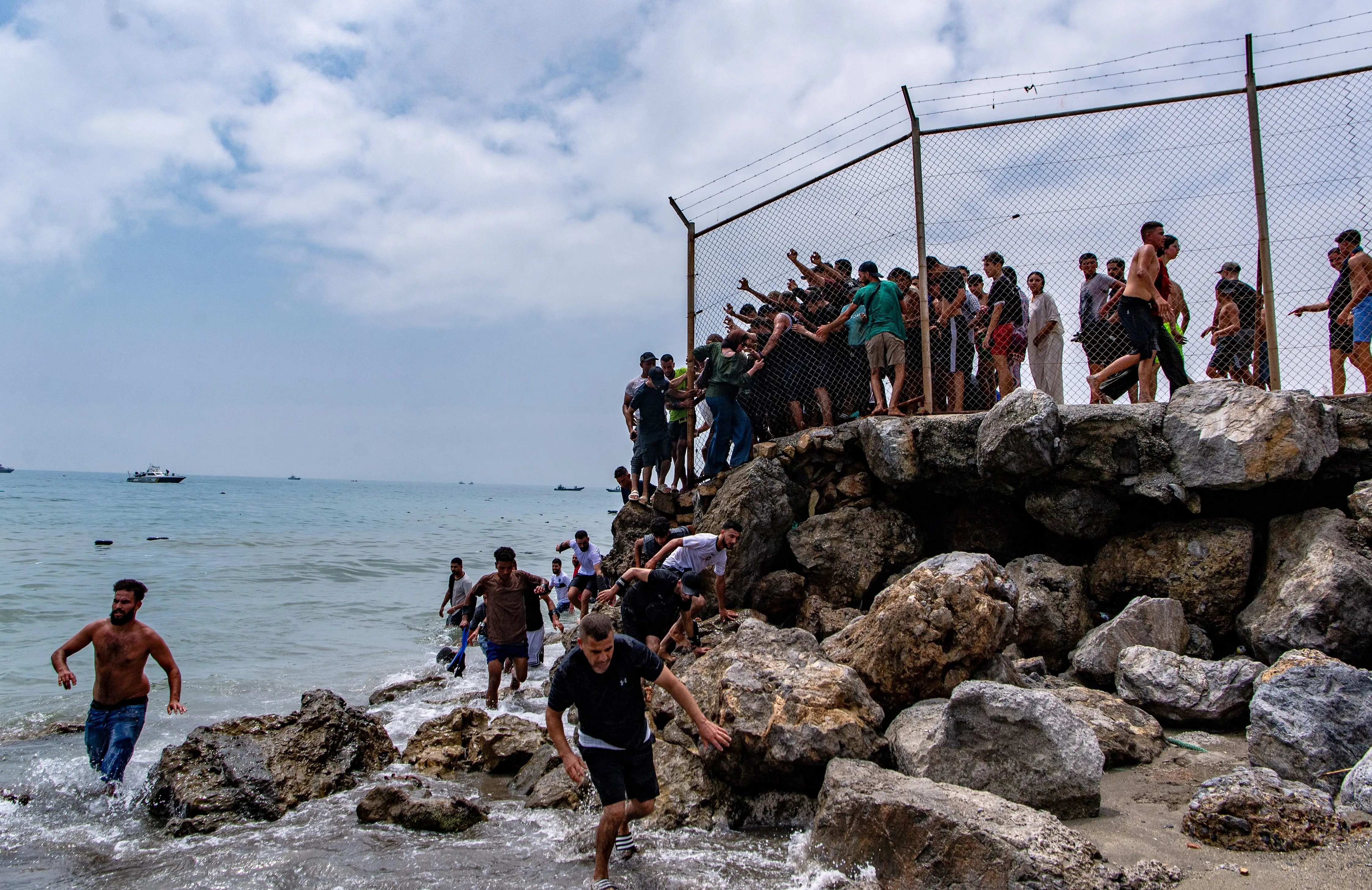 O que se sabe sobre a chegada a nado de imigrantes marroquinos a Ceuta