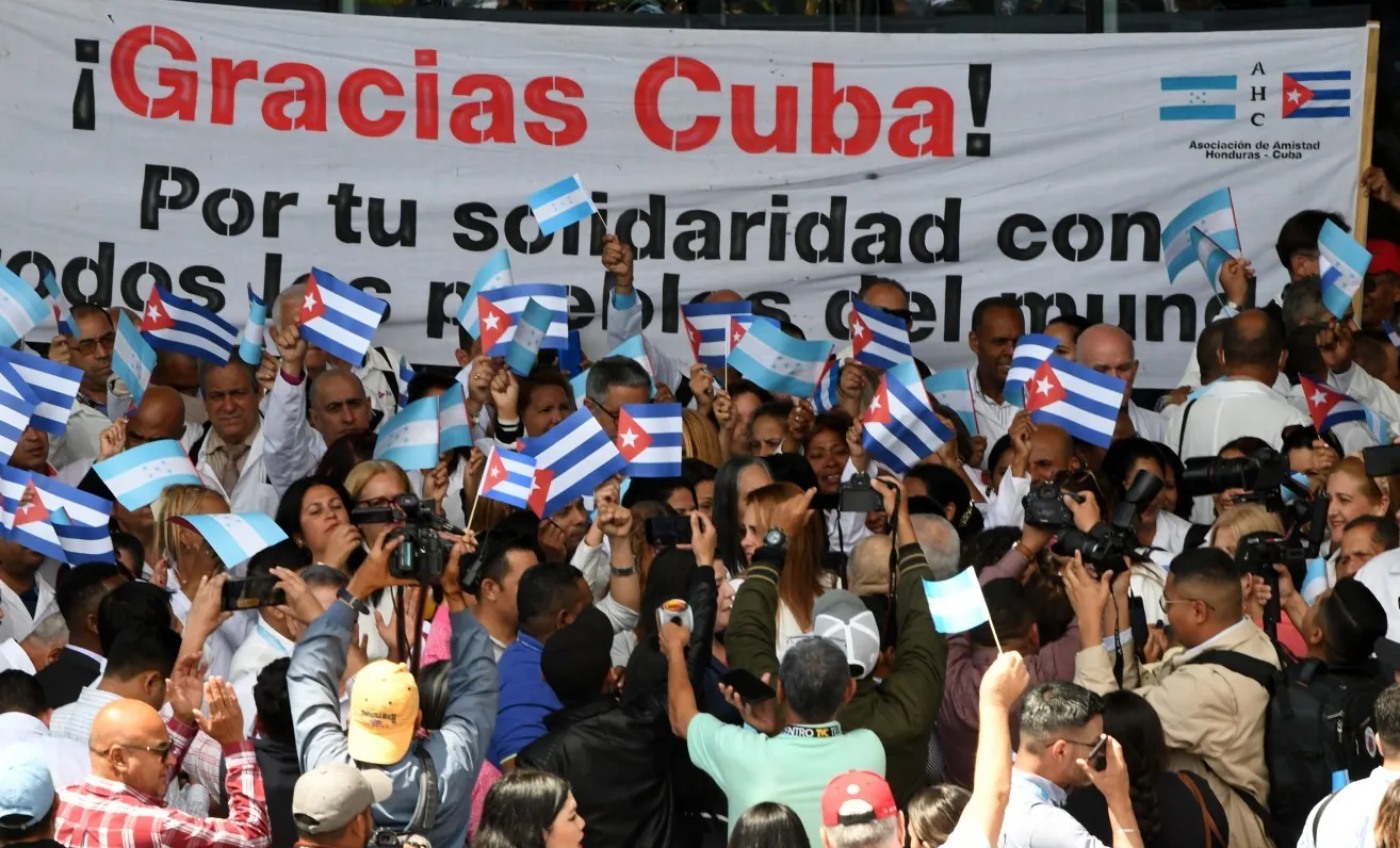 Retenção de salários, ameaças de prisão e confisco de passaportes: médicos cubanos são submetidos a trabalho forçado, diz entidade