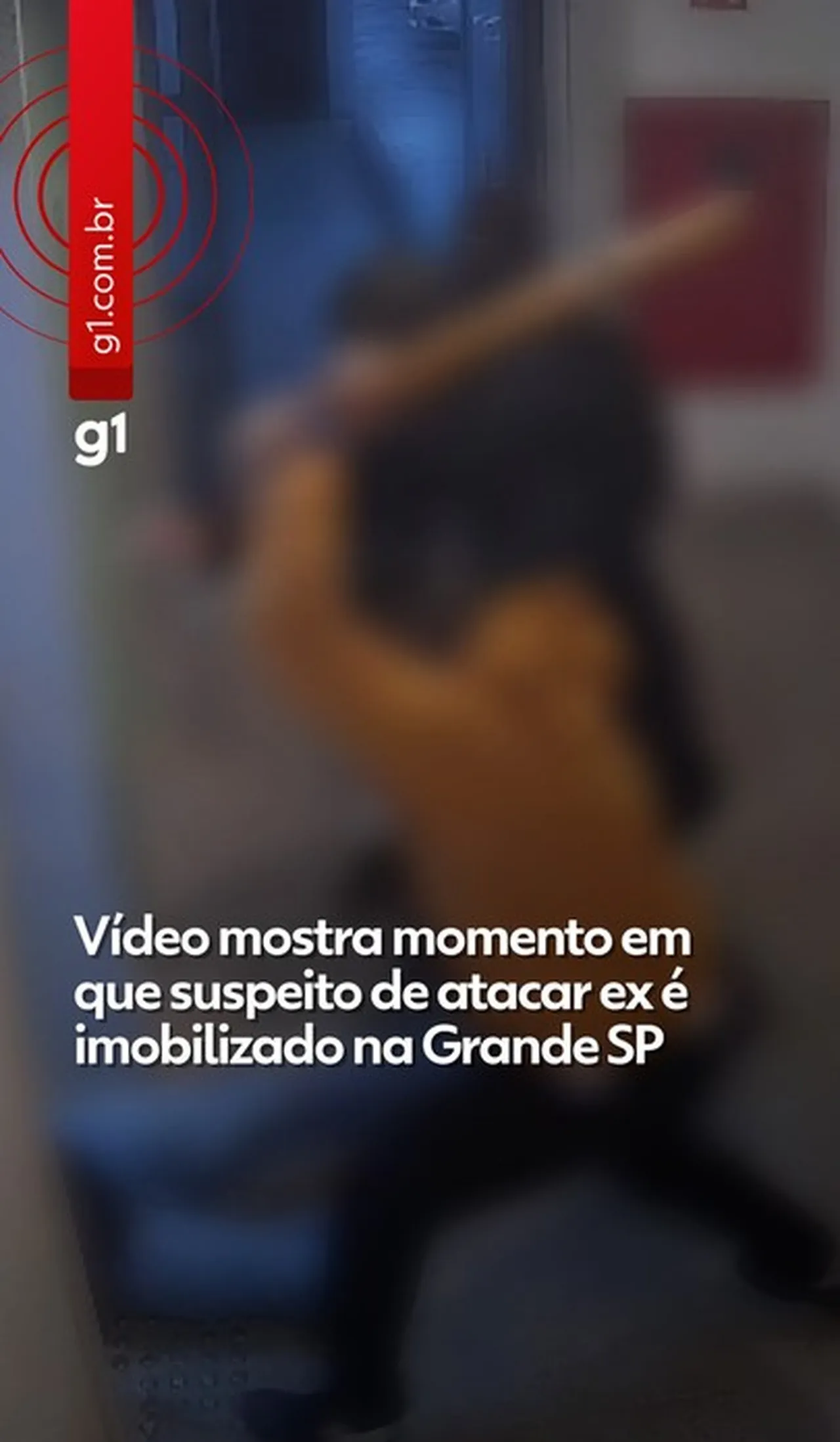 VÍDEO: homem é agredido com pedaço de madeira após esfaquear ex-companheira e namorado dela na Grande SP