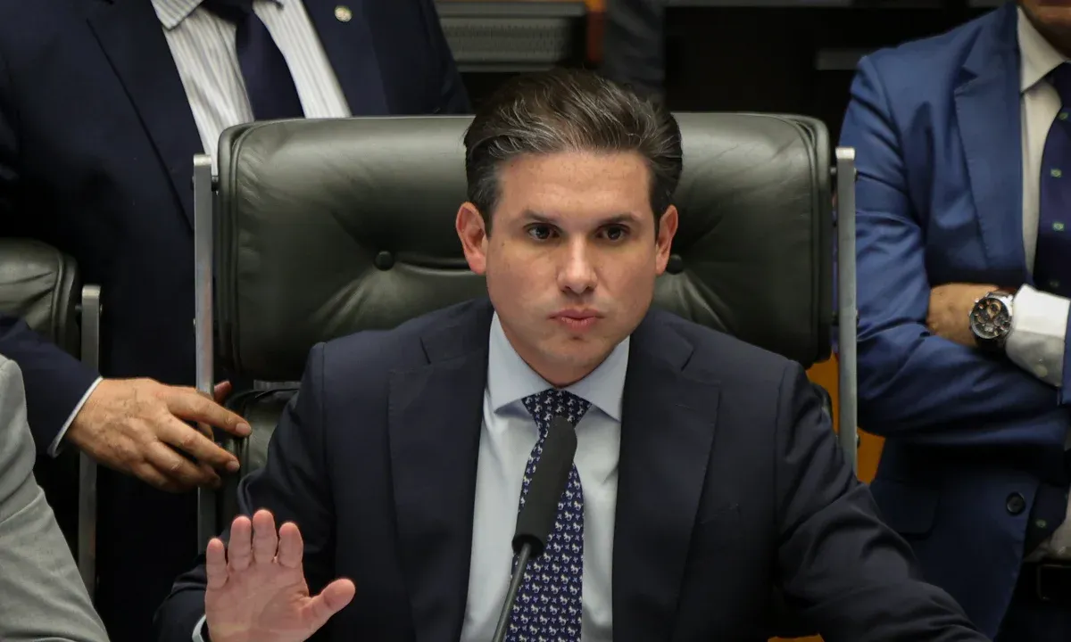 Motta faz acenos e ganha presente do governo