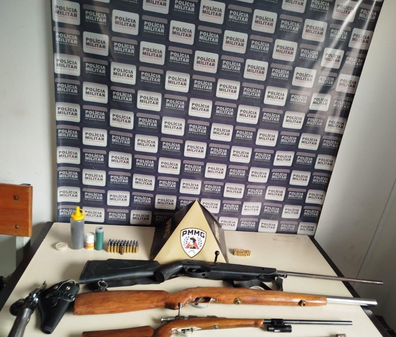 Armas são encontradas escondidas dentro de sofá e sob colchão em MG | G1