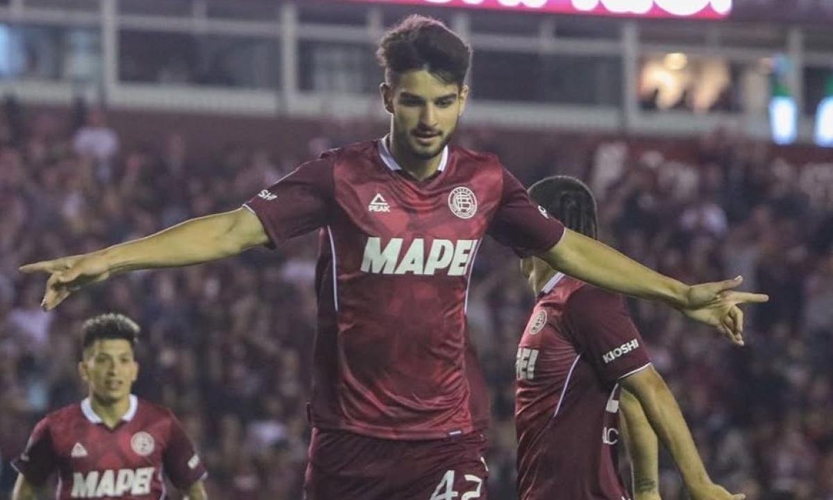 Jogador do Palmeiras comemora título do Lanús contra o Flamengo