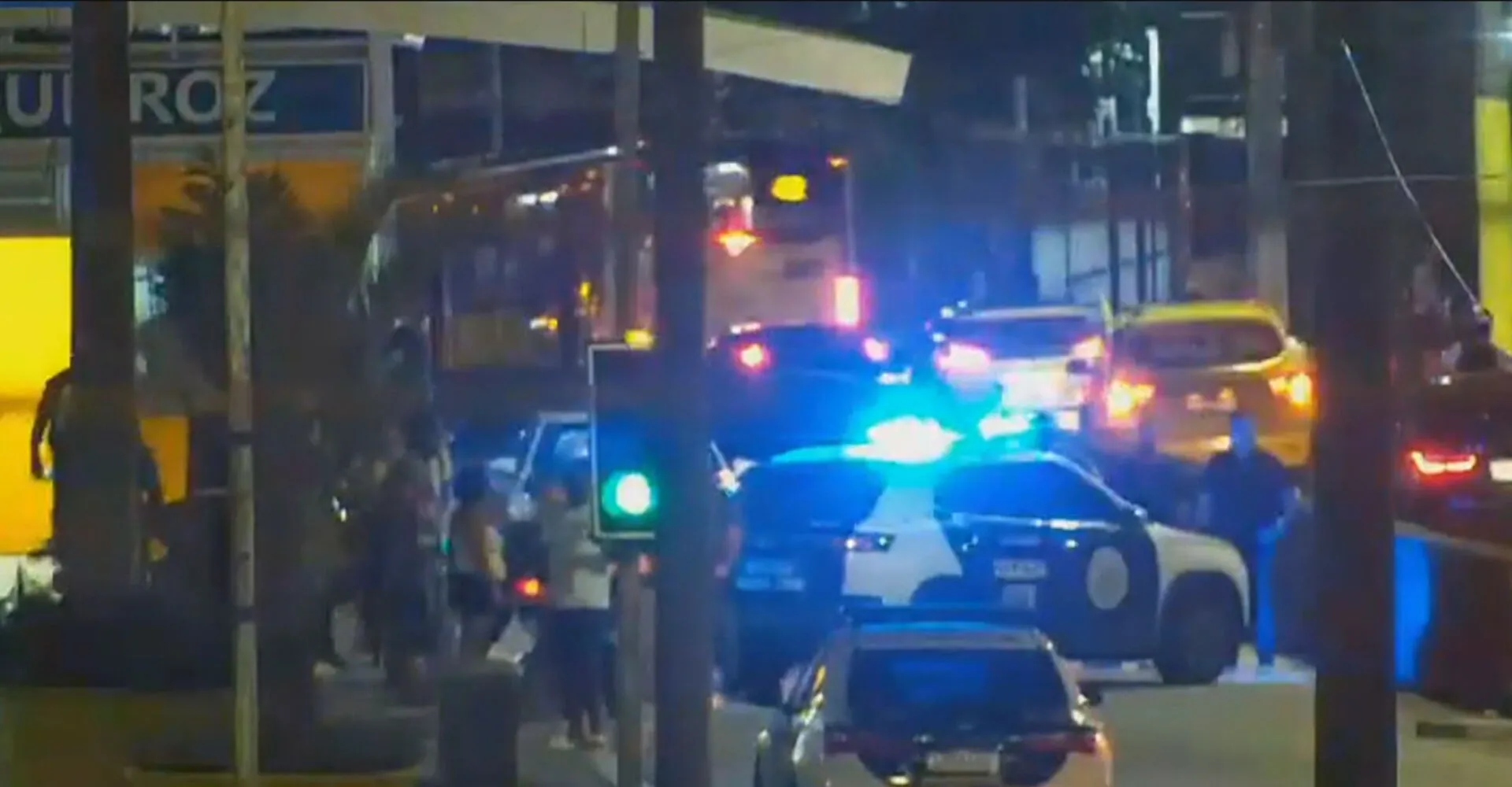 Mulher fica ferida após ser atropelada por viatura da Polícia Civil na calha do BRT em Madureira