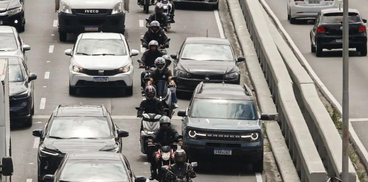 Ricardo Nunes sanciona projeto que regulamenta motos por app em São Paulo