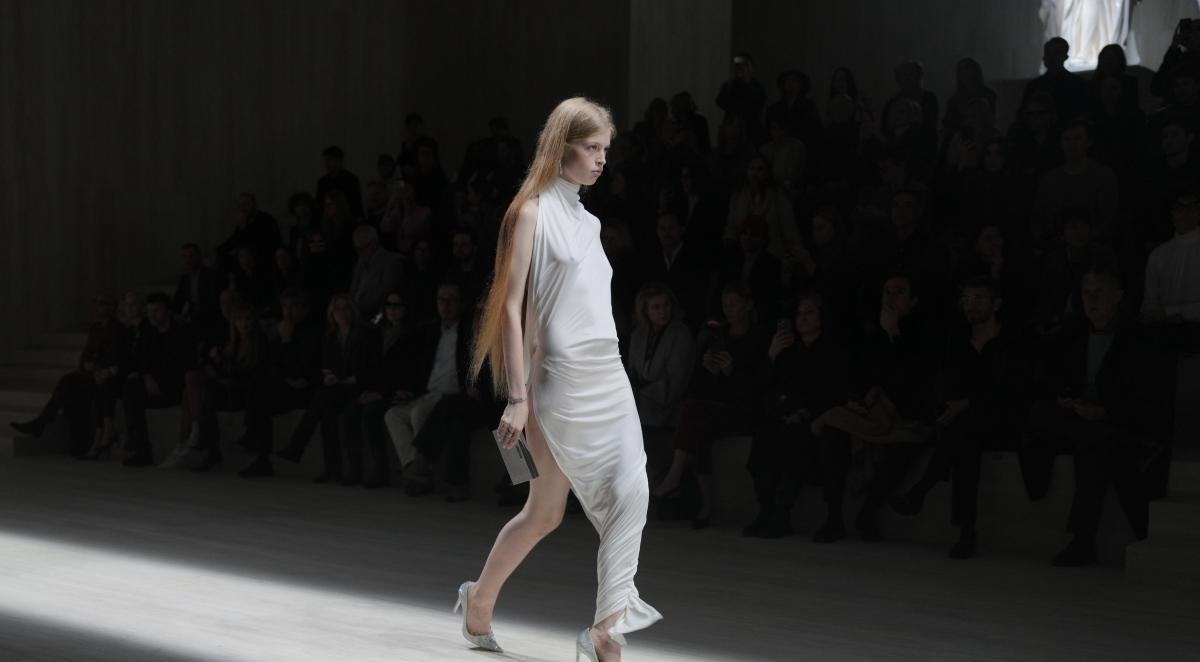 Filha de Elon Musk desfila na estreia de Demna à frente da Gucci