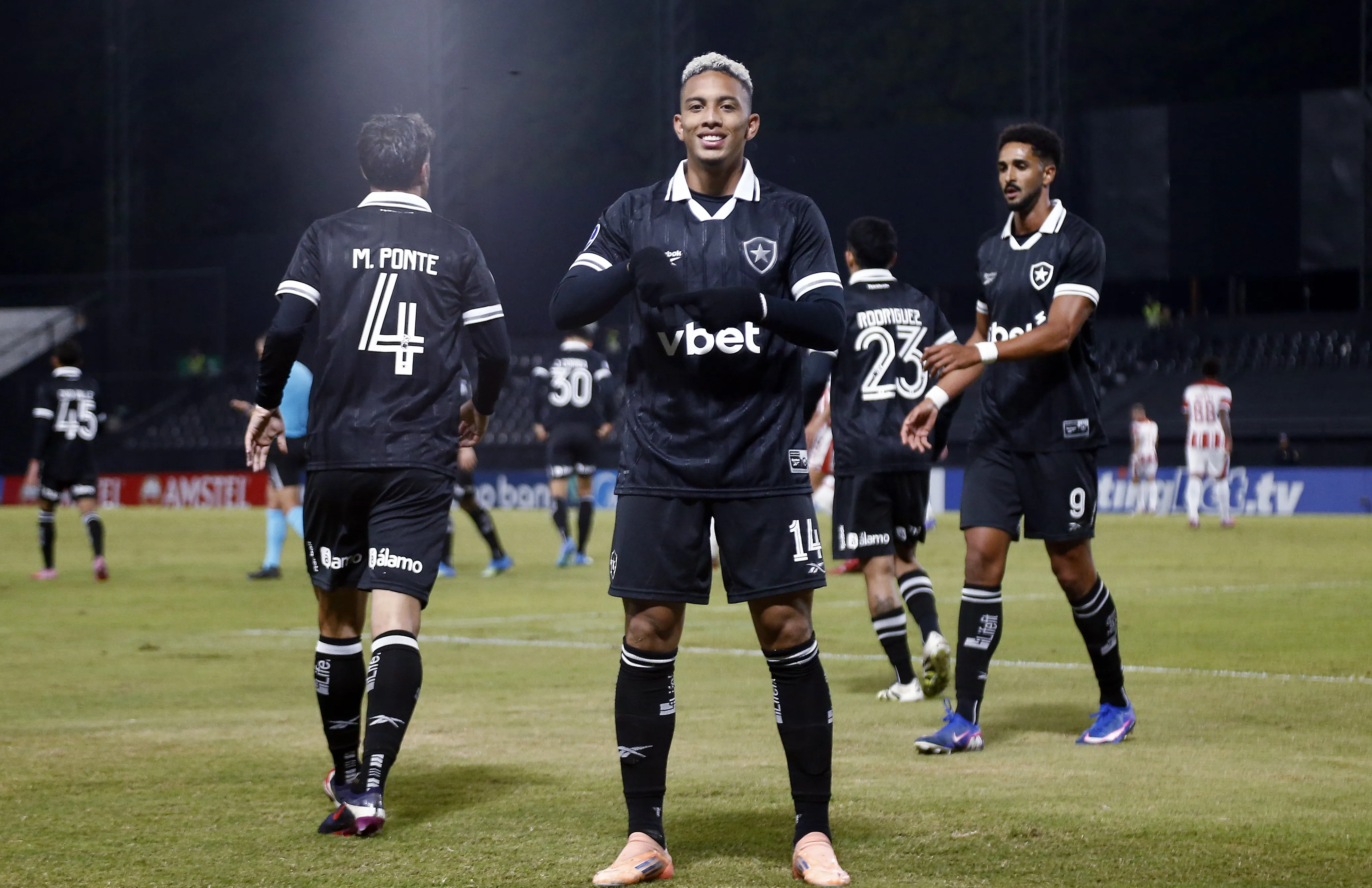 Botafogo domina o Independiente Petrolero e vence com facilidade por 3 a 0