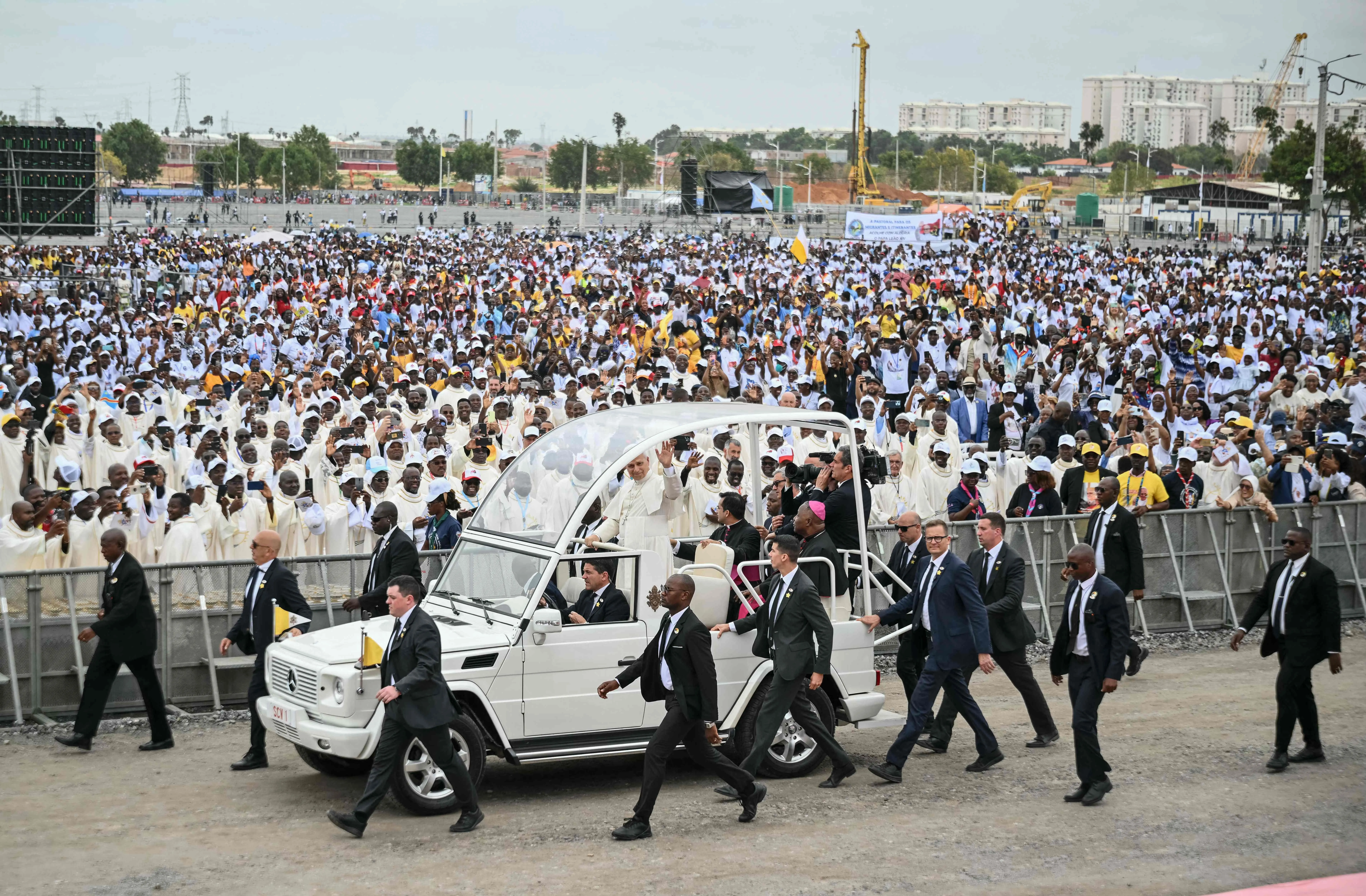 Papa Leão XIV: Pontífice faz apelo por esperança em missa para 100 mil pessoas em Angola
