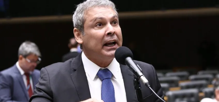 Lindbergh defende proibir “jogo do tigrinho” no Brasil