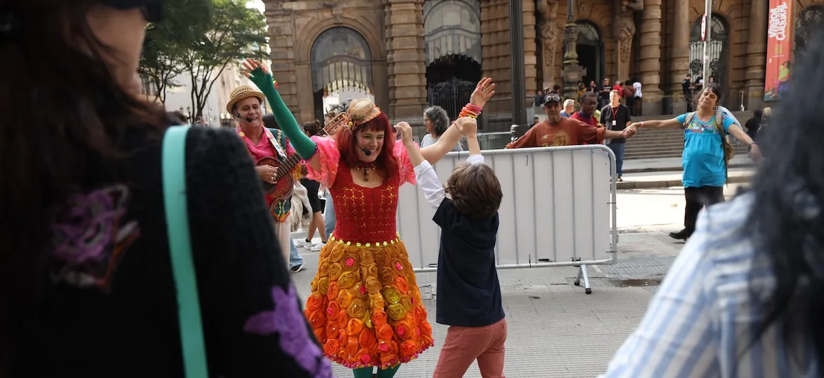 Virada Cultura para os pequenos: música e brincadeiras animam pais e filhos na praça Ramos