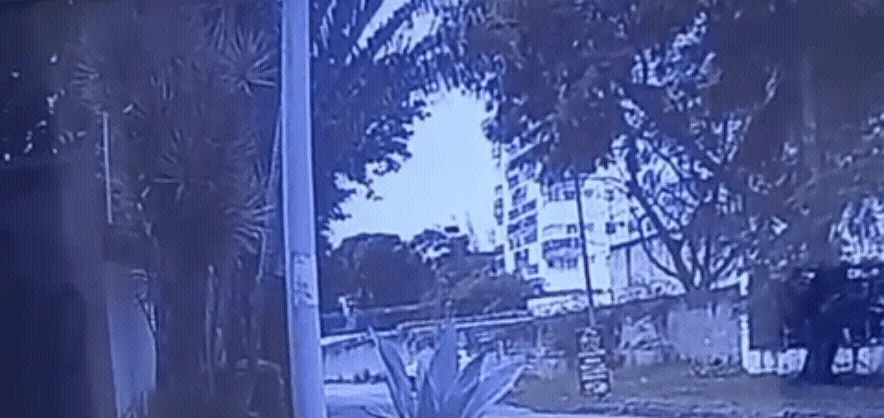 Helicóptero no Recreio dos Bandeirantes: vídeo de câmera de segurança mostra hora em que uma das aeronaves atinge o solo