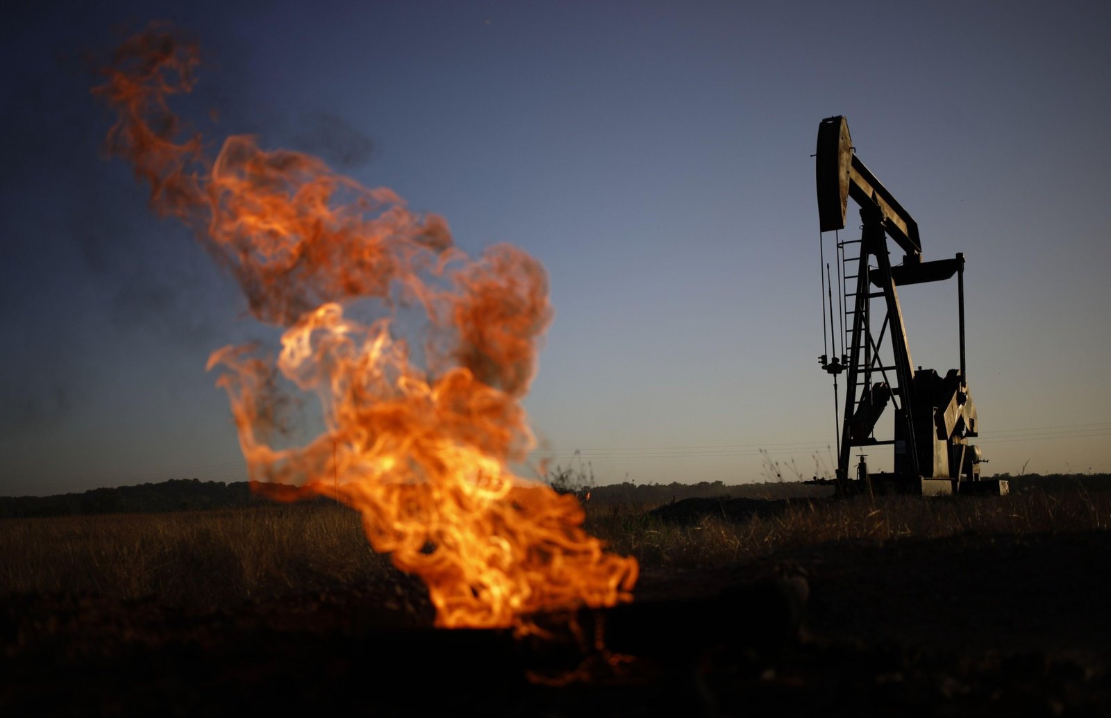 Guerra no Oriente Médio pressiona petróleo, barril chega a subir 13%, a US$ 82, mas perde força com Trump