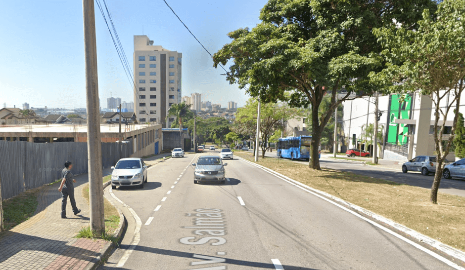 Obra altera trânsito na Avenida Salmão, em São José dos Campos