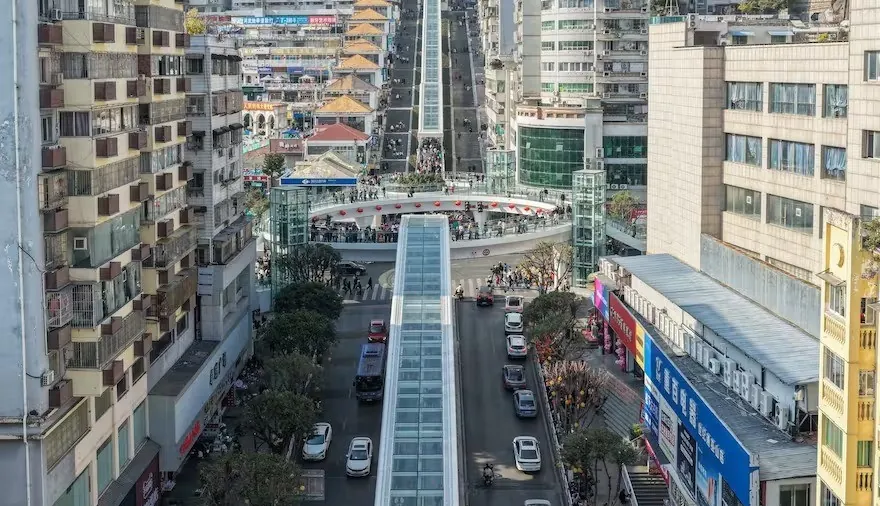 Com 905 metros: saiba como é a maior escada rolante do mundo, que reduz trajeto de 1 hora para 20 minutos na China