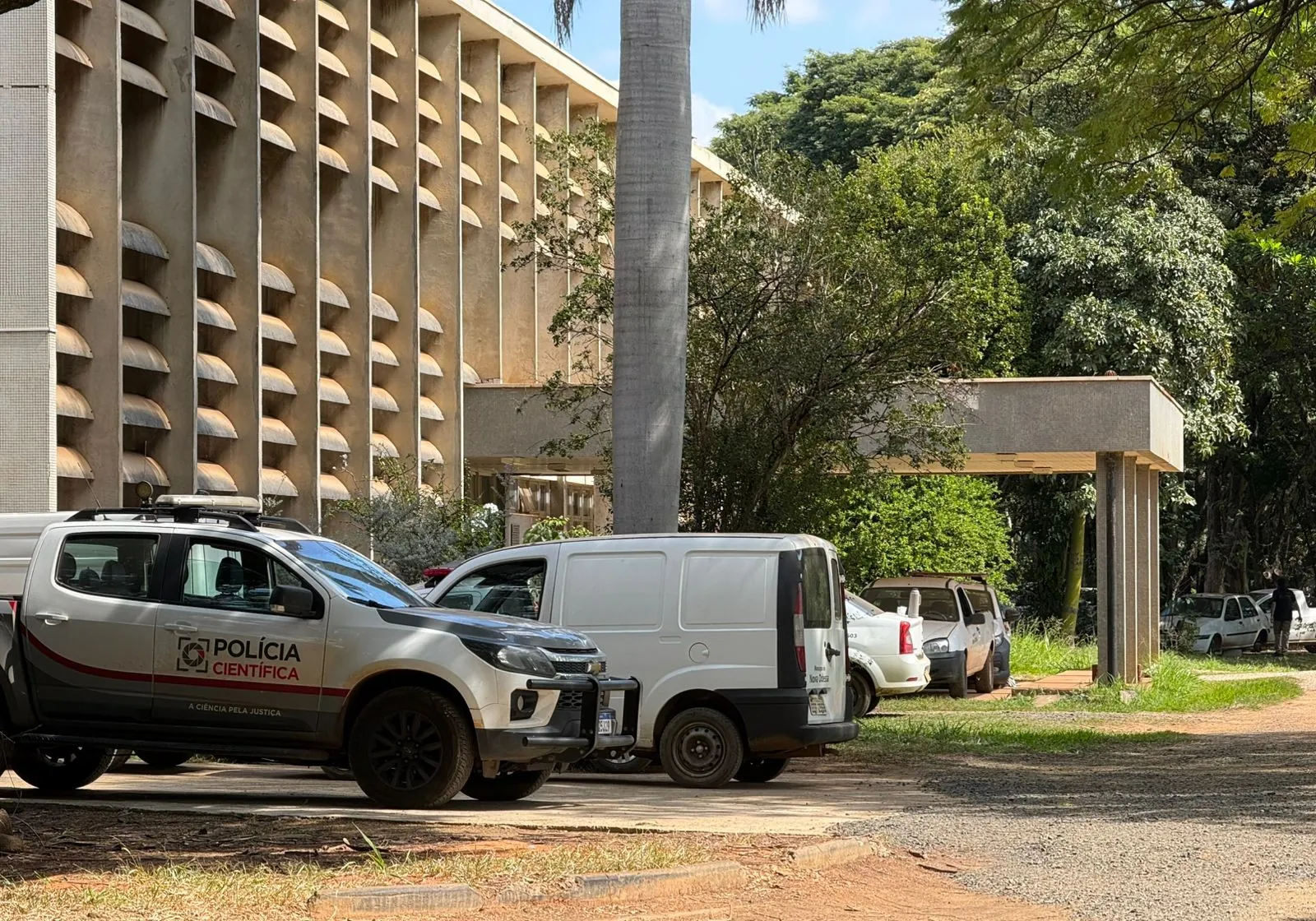 Veículos da Prefeitura de Nova Odessa têm rodas, pneus e baterias furtados e polícia investiga
