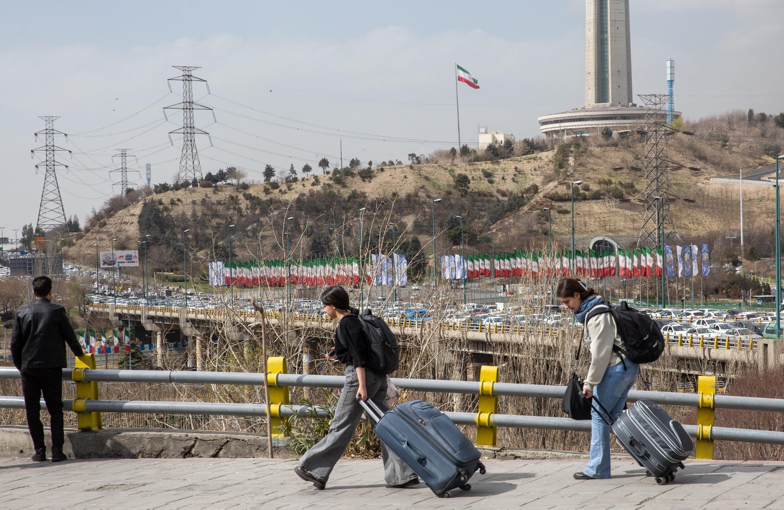 Moradores fogem de Teerã após ataques dos EUA e Israel; insegurança toma conta da região diante de retaliações do Irã