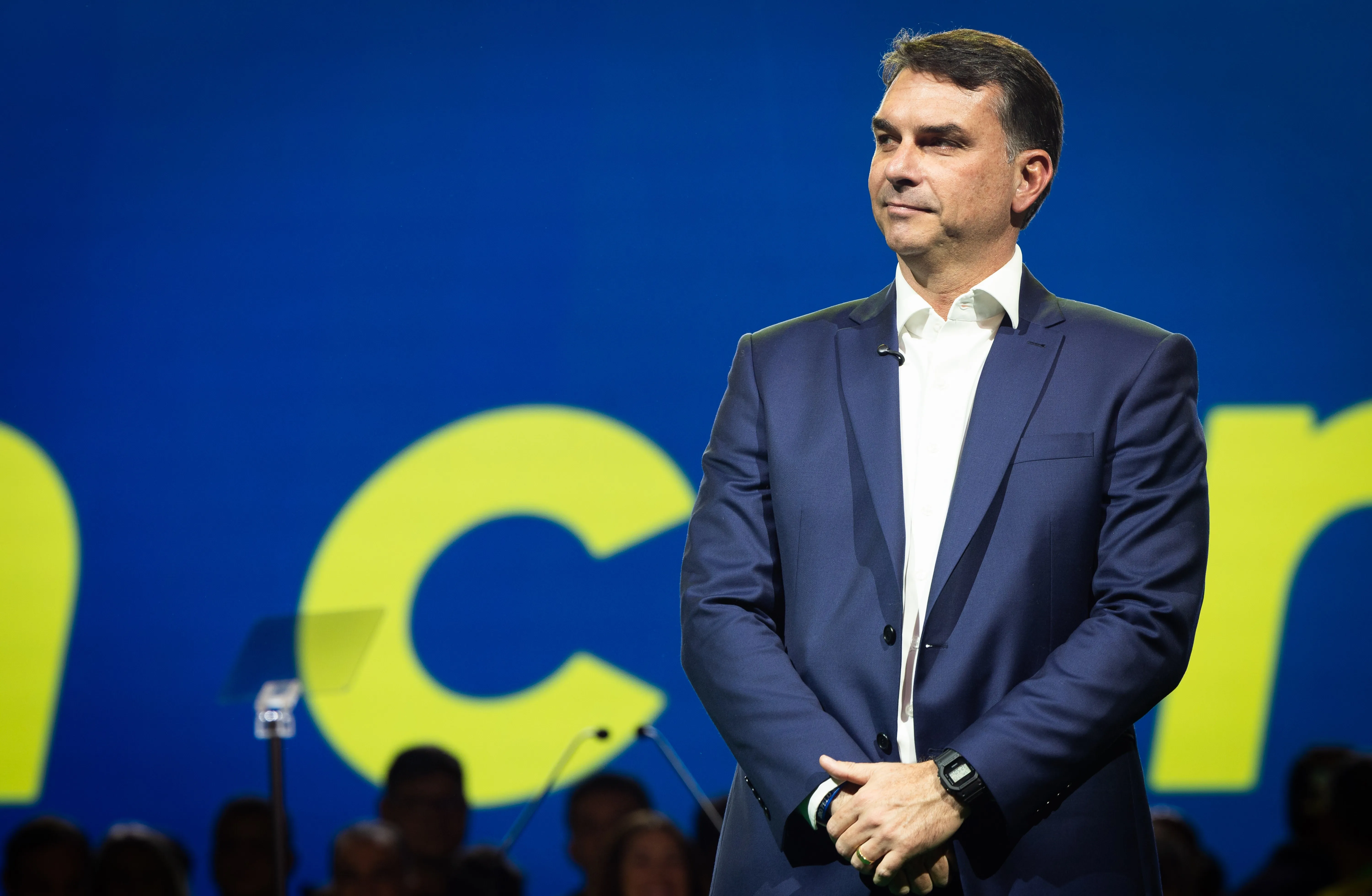 Pedidos de união, apelo familiar e dificuldade de apoio: os recados do lançamento da candidatura de Flávio Bolsonaro