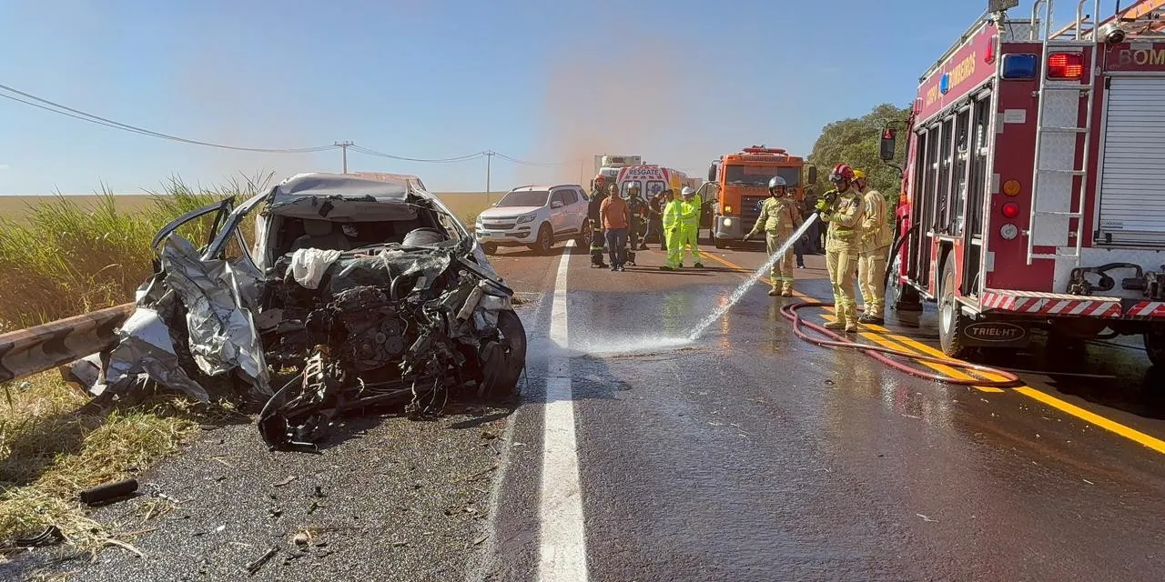 Enquanto transportava grávida, ambulância se depara com acidente entre quatro veículos e interrompe viagem para atender feridos, no Paraná