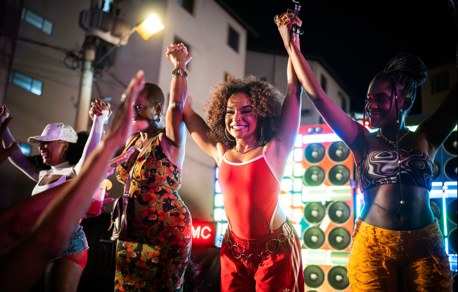 Gi Fernandes surge como cantora de funk em filme