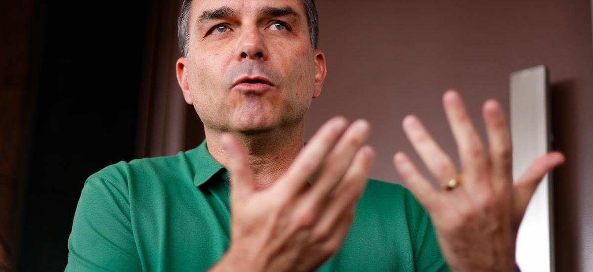 Flávio Bolsonaro classifica posicionamento do governo sobre EUA x Irã como ‘inaceitável’