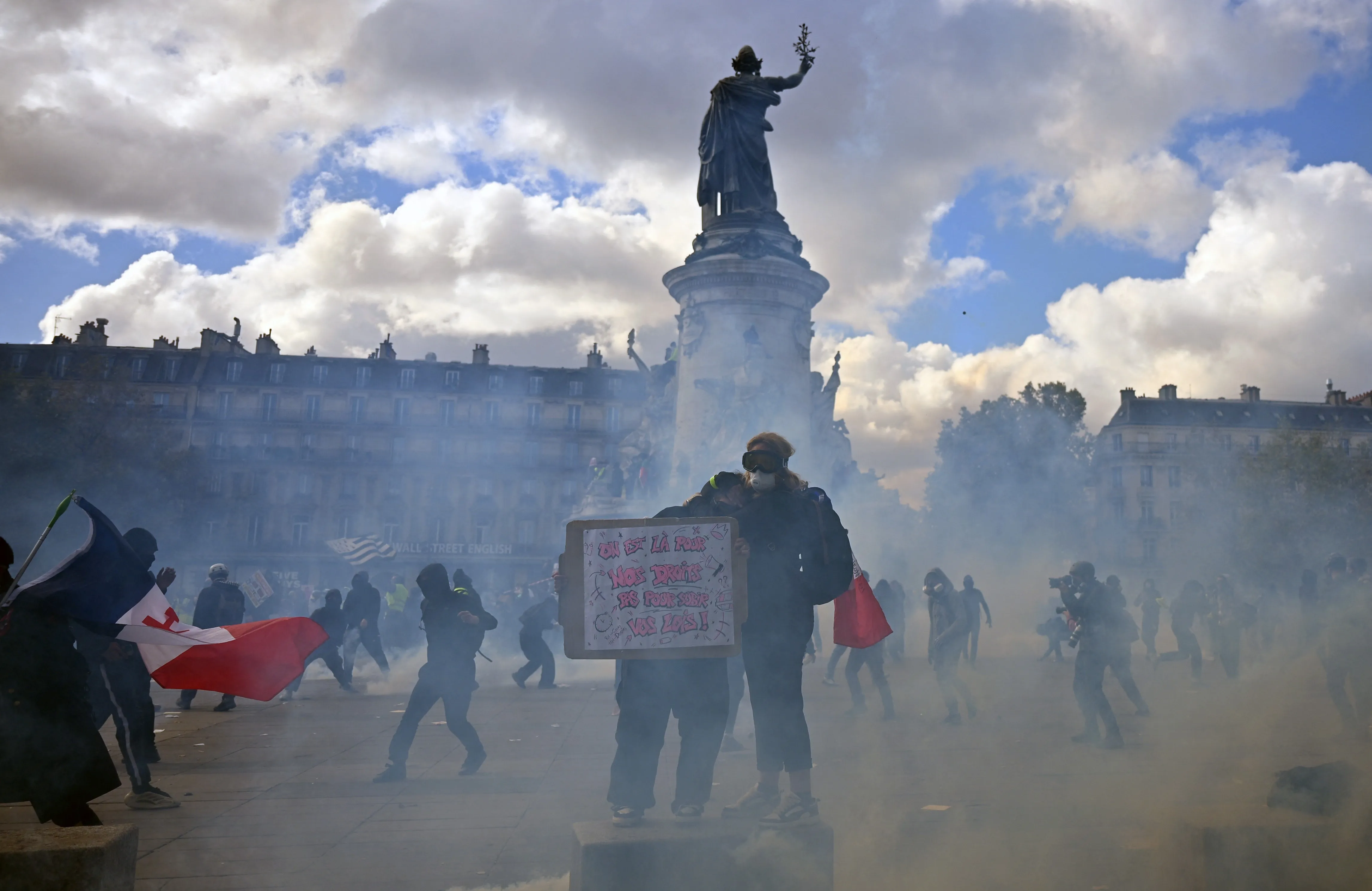 Após protestos estudantis, franceses vão às ruas contra o custo de vida em atos que podem marcar retorno dos coletes amarelos a meses da eleição