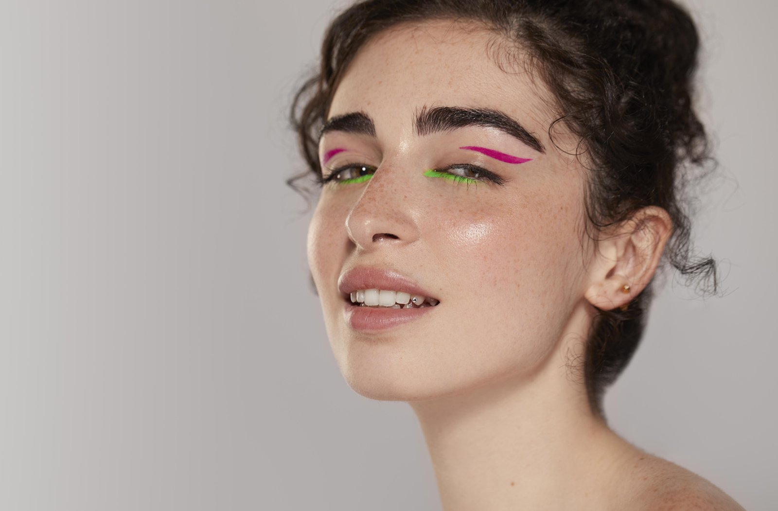 Tendências de maquiagem 2026: menos produto, mais técnica e pele em evidência