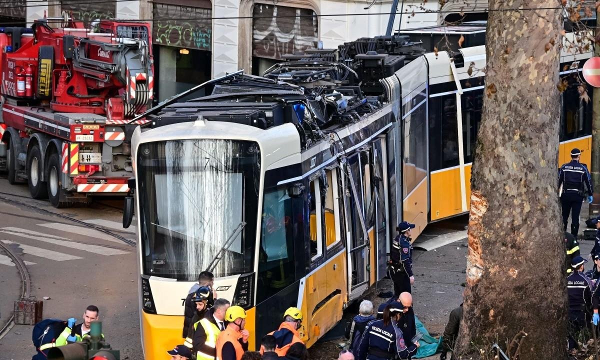VÍDEO mostra momento em que bonde descarrila em Milão; 2 morreram | G1