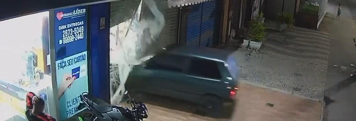 Carro invade loja e destrói vitrine no Centro de Araruama | G1