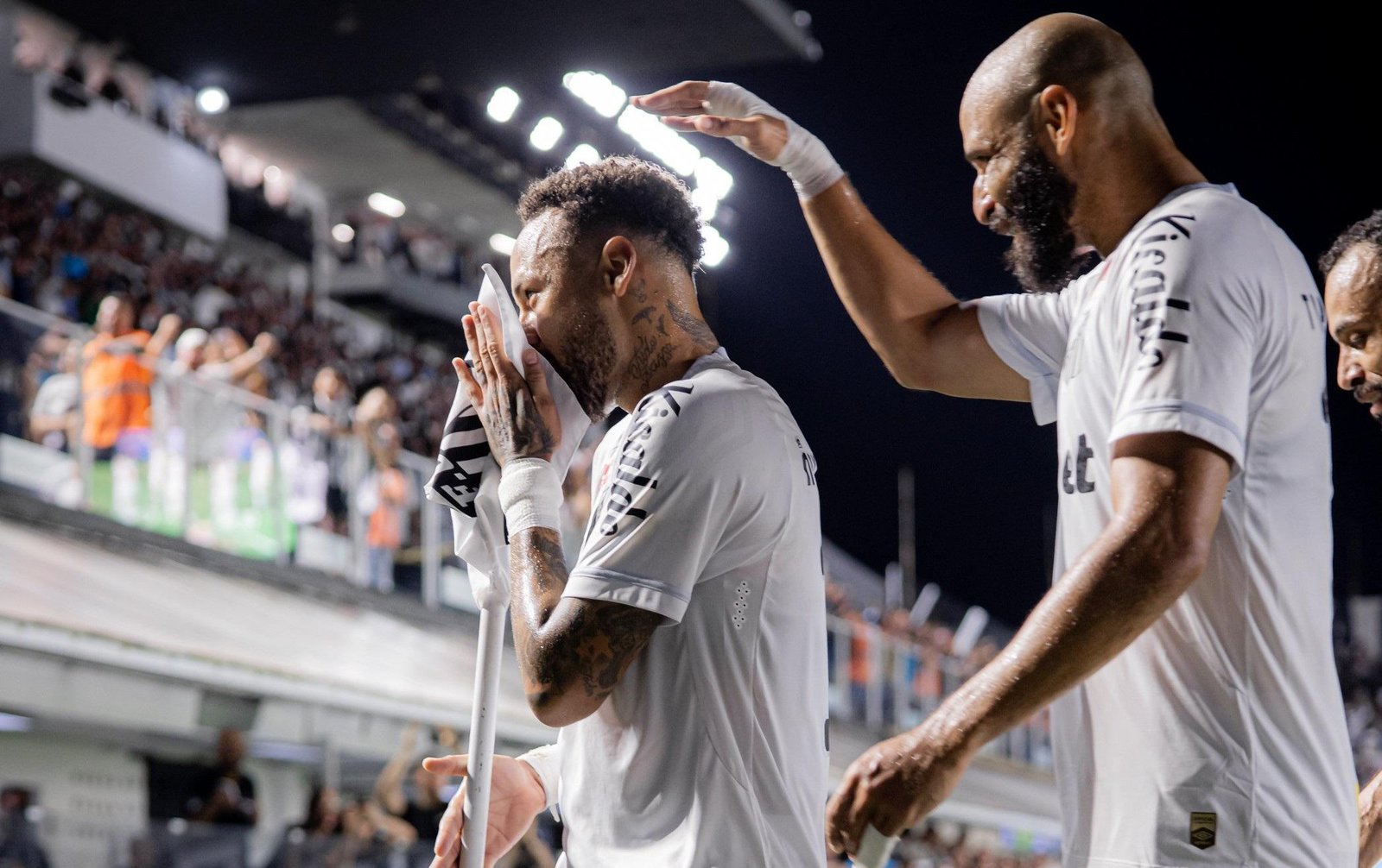 Neymar dedica gol a Vini Jr. após caso de racismo na Champions