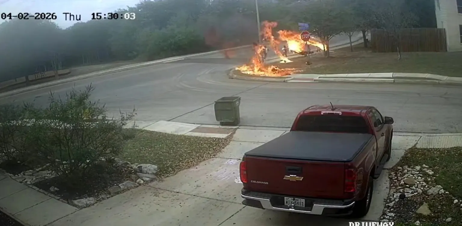 Moto explode em ‘bola de fogo’ após curva e por pouco não atinge crianças nos EUA; vídeo