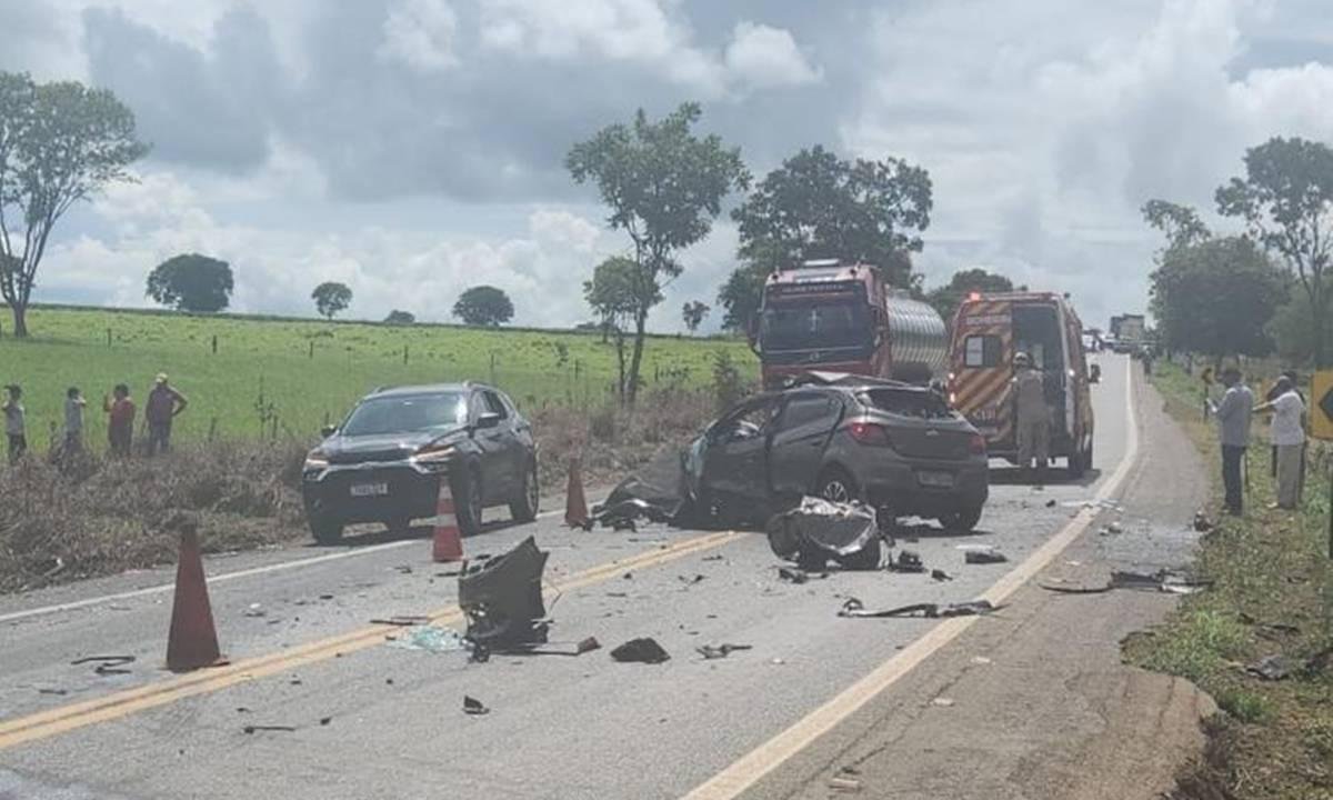 Duas pessoas morrem em acidente entre carros e caminhões na GO-020