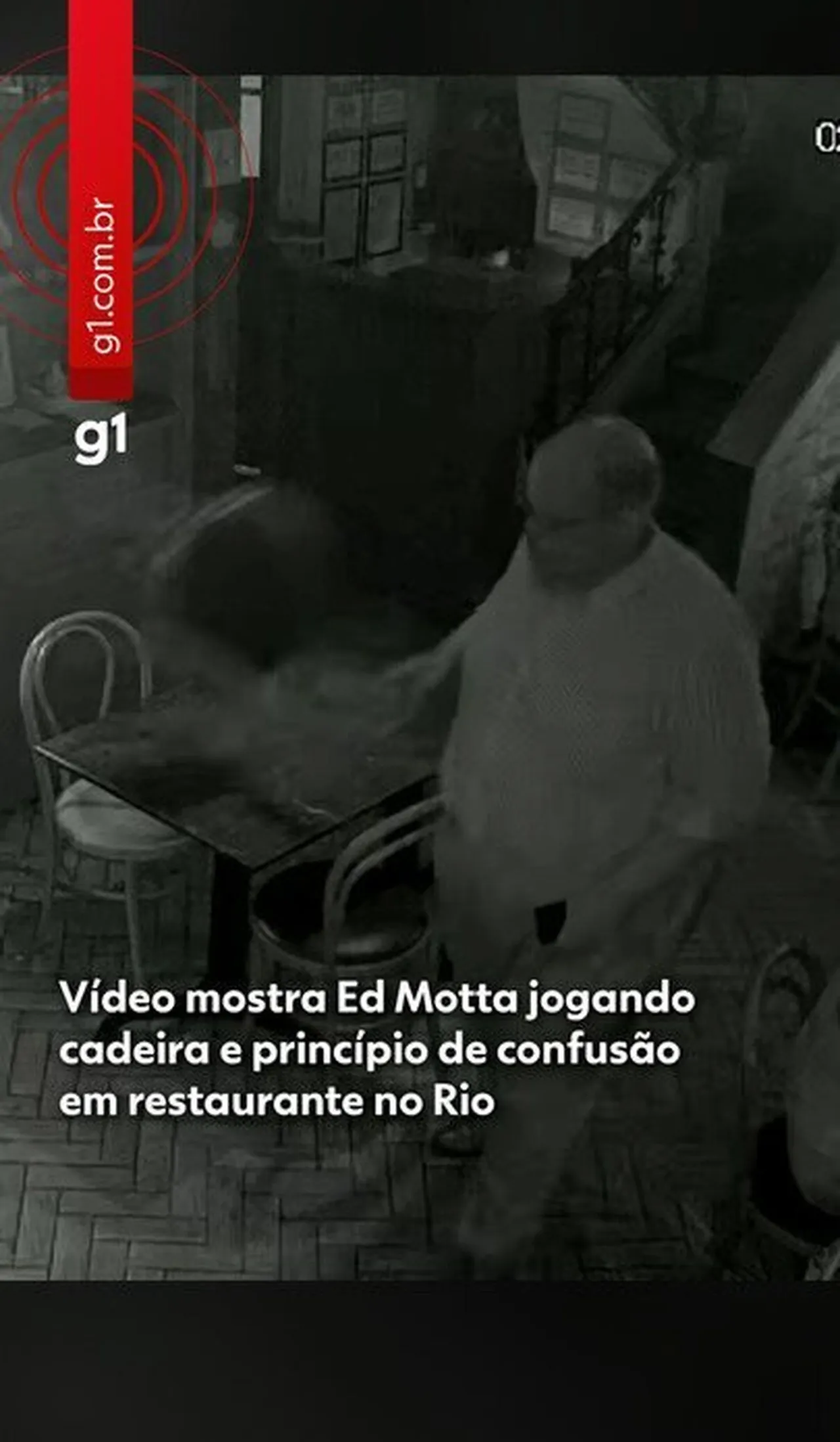 Vídeos mostram Ed Motta jogando cadeira e princípio de confusão em restaurante no Rio