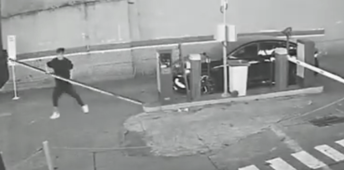 Homem se irrita com cancela de estacionamento e agride segurança em SP