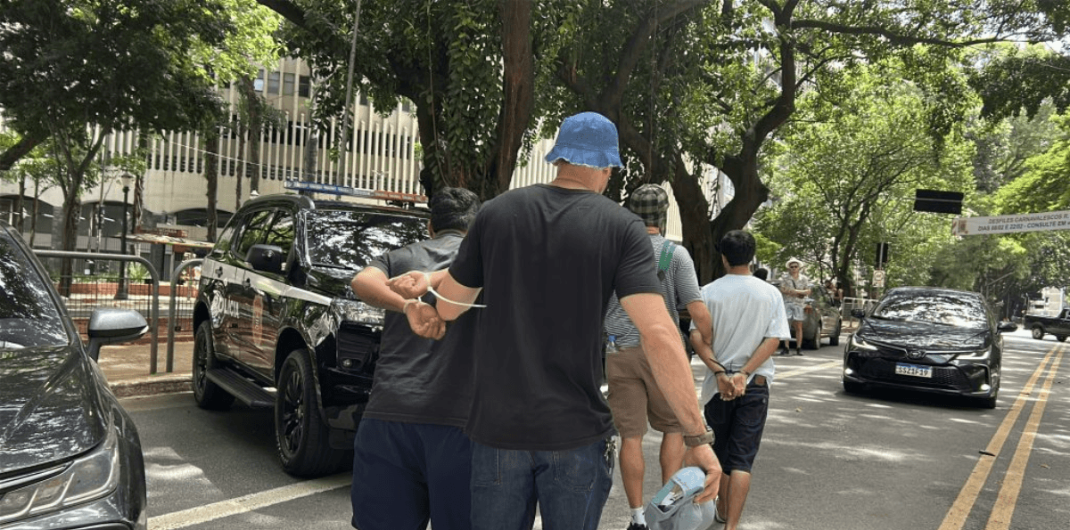 Policiais fantasiados de Chaves prendem suspeitos em bloco no Centro de SP