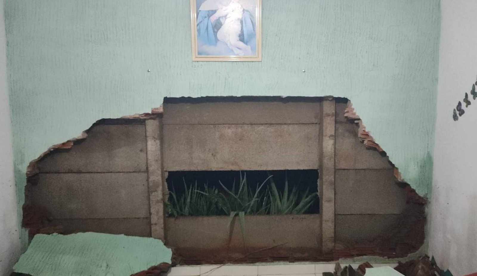 Três casas são atingidas por alagamentos após forte chuva em Boa Esperança, MG | G1