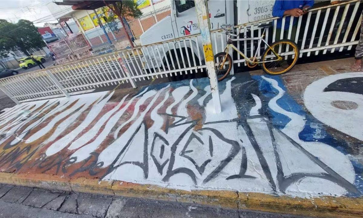 Homem pinta chão de terminal rodoviário e acaba preso pela PM