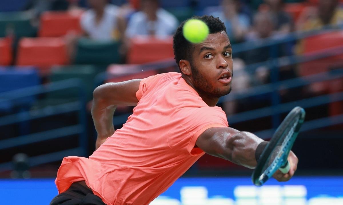 Tenista francês acerta bolada no próprio olho e abandona partida; veja