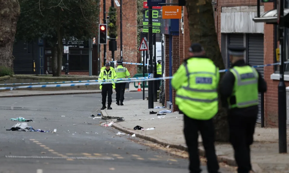 Atropelamento intencional deixa sete pessoas gravemente feridas na Inglaterra; suspeito é preso