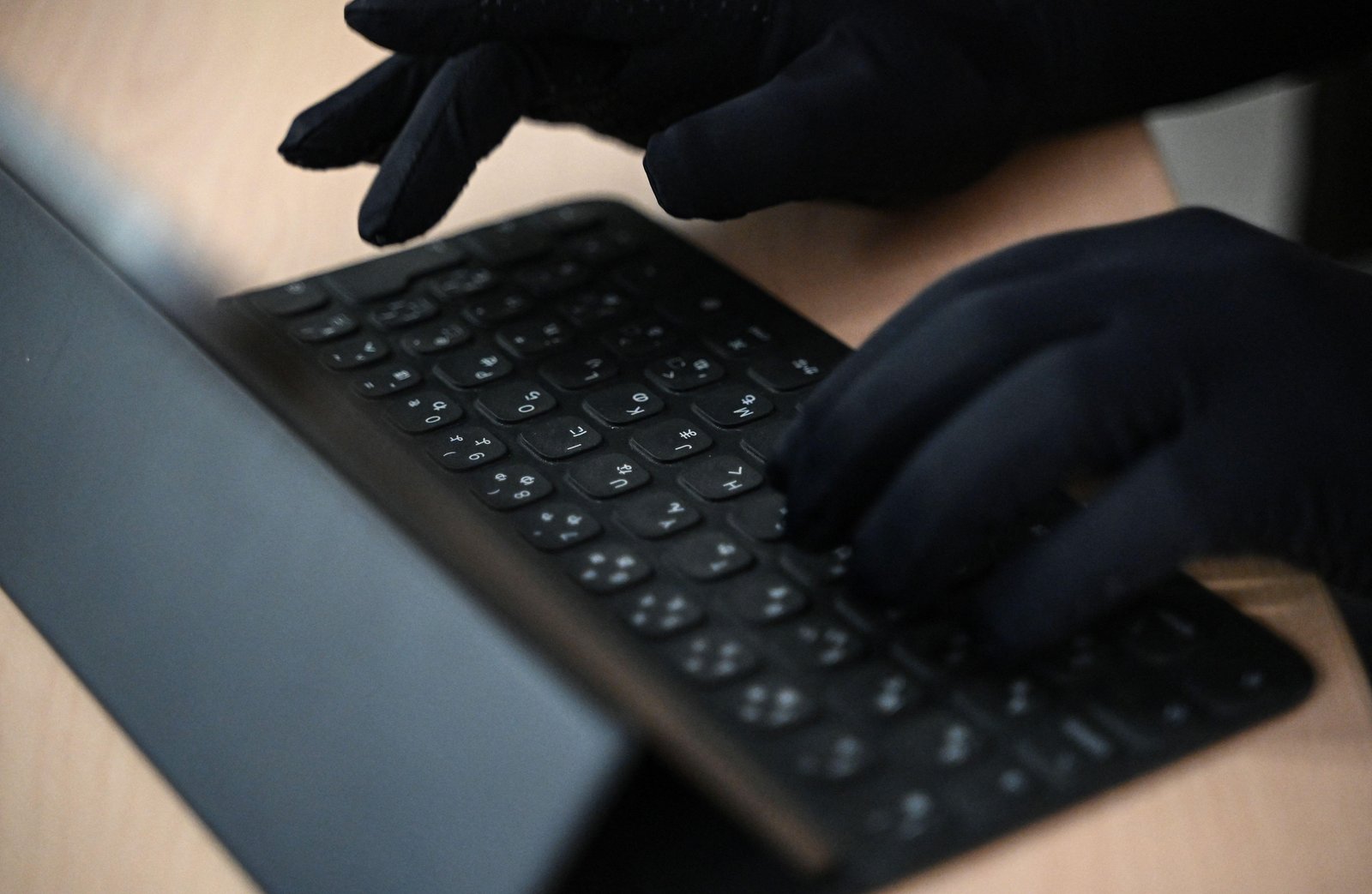 Hackers usam inteligência artificial para ampliar ataques globais e roubar dados sensíveis