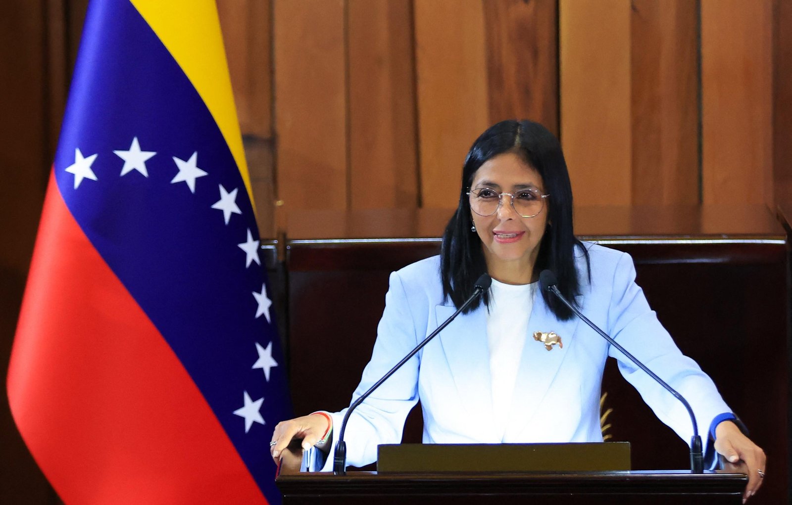 Presidente interina da Venezuela pede a Trump que 'ponha fim ao bloqueio e às sanções' contra o país