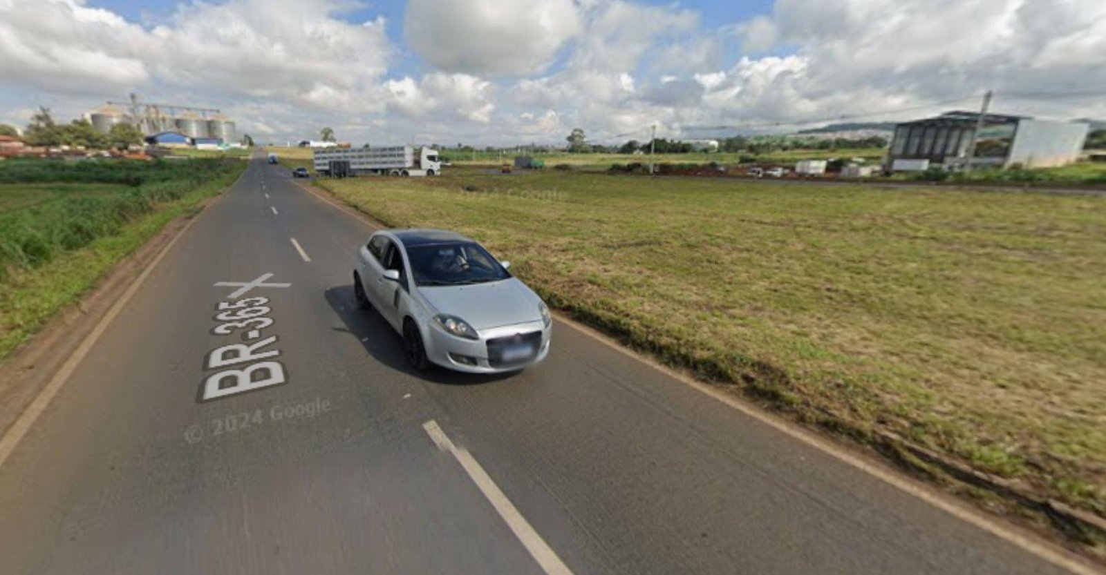 Carretas com soja e latas de cerveja batem de frente na BR-365 | G1