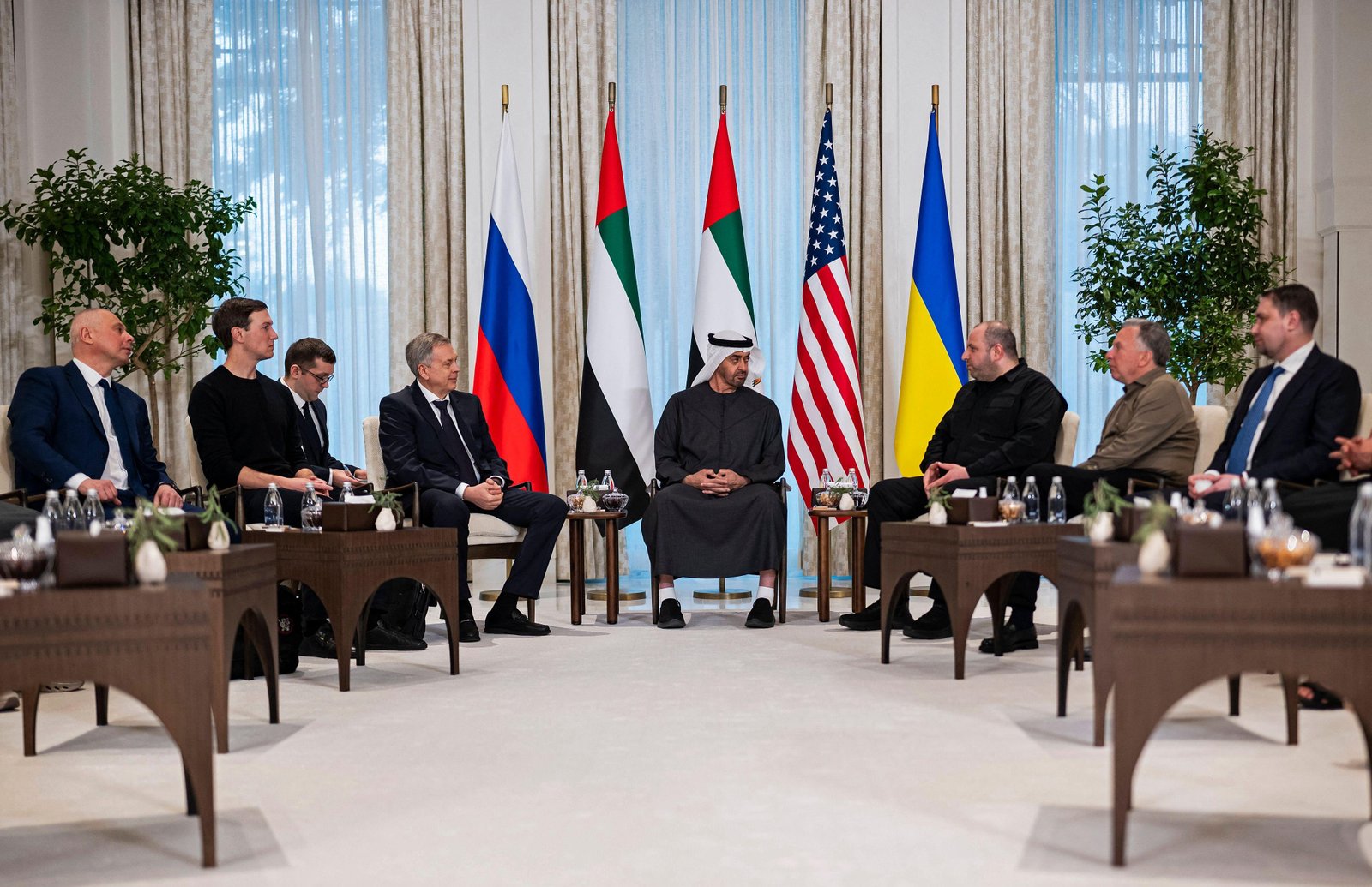 Reunião trilateral entre EUA, Rússia e Ucrânia em Abu Dhabi tem garantias de segurança e cessão territorial em foco