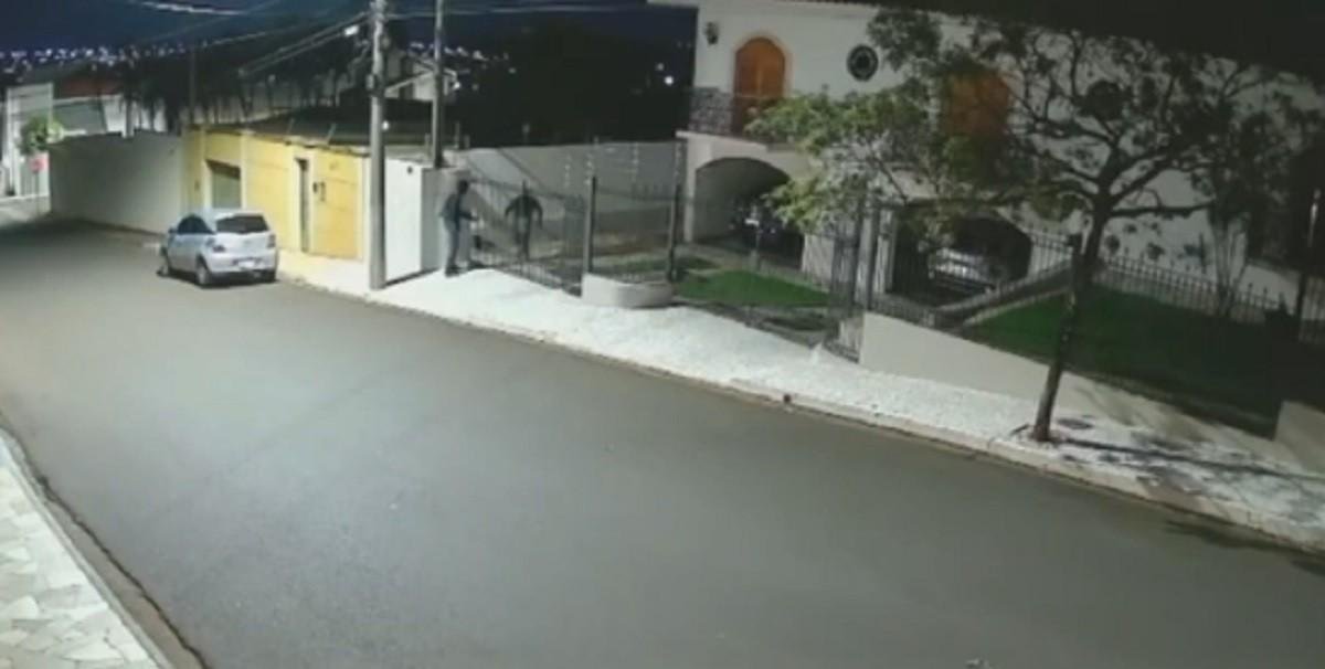 Criminosos ficam escondidos por horas e roubam joias em São Manuel | G1